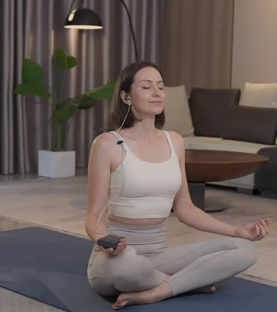 Person, die ZenoWell Vita zur Meditation verwendet